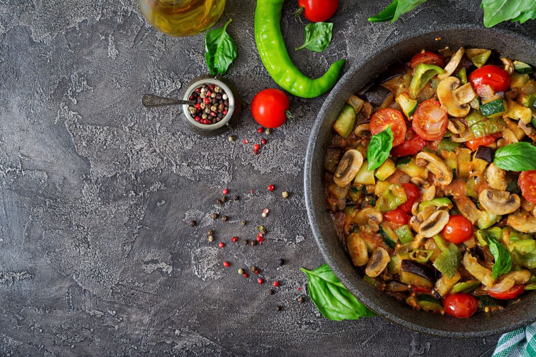 Тёплое овощное соте с курицей и травами